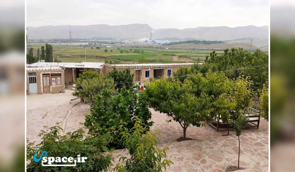 محوطه سرسبز اقامتگاه بوم گردی ارشاد - بجنورد - روستای قره خان بندی